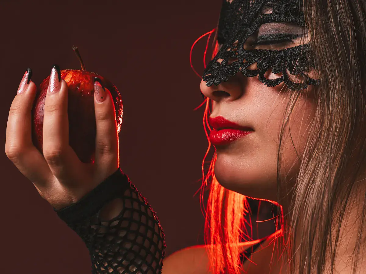Illustrative Stockfotografie erwachsener Personen in Fetischmode für einen redaktionellen Stadt-Guide